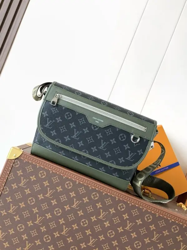 A bag men's Courrier Messenger 37 cm