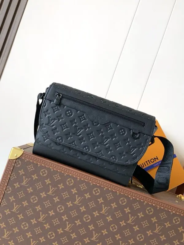 Louis Vuitton — A bag men's Courrier Messenger 37 cm