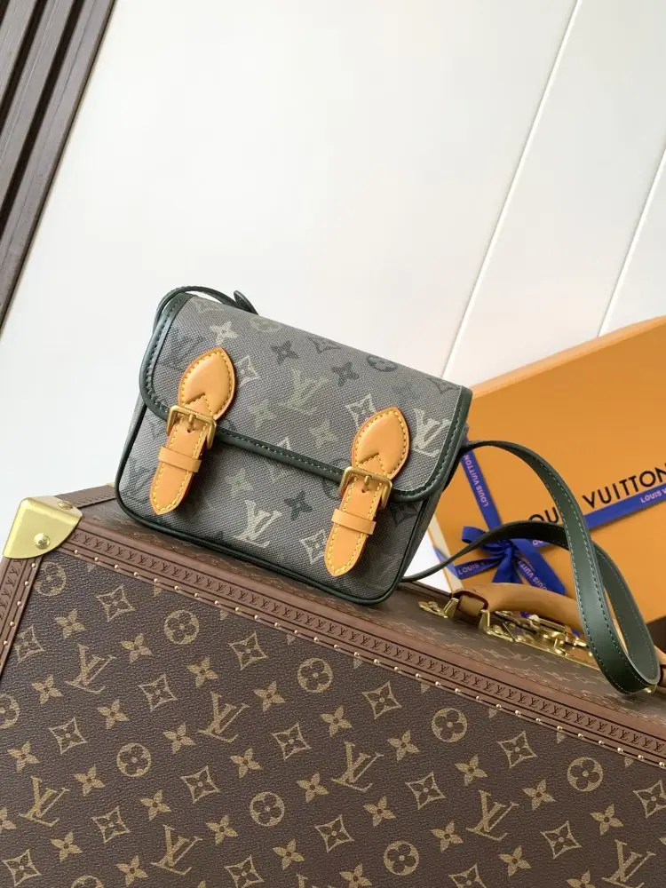 Louis Vuitton — Сумка месенджер 19 см