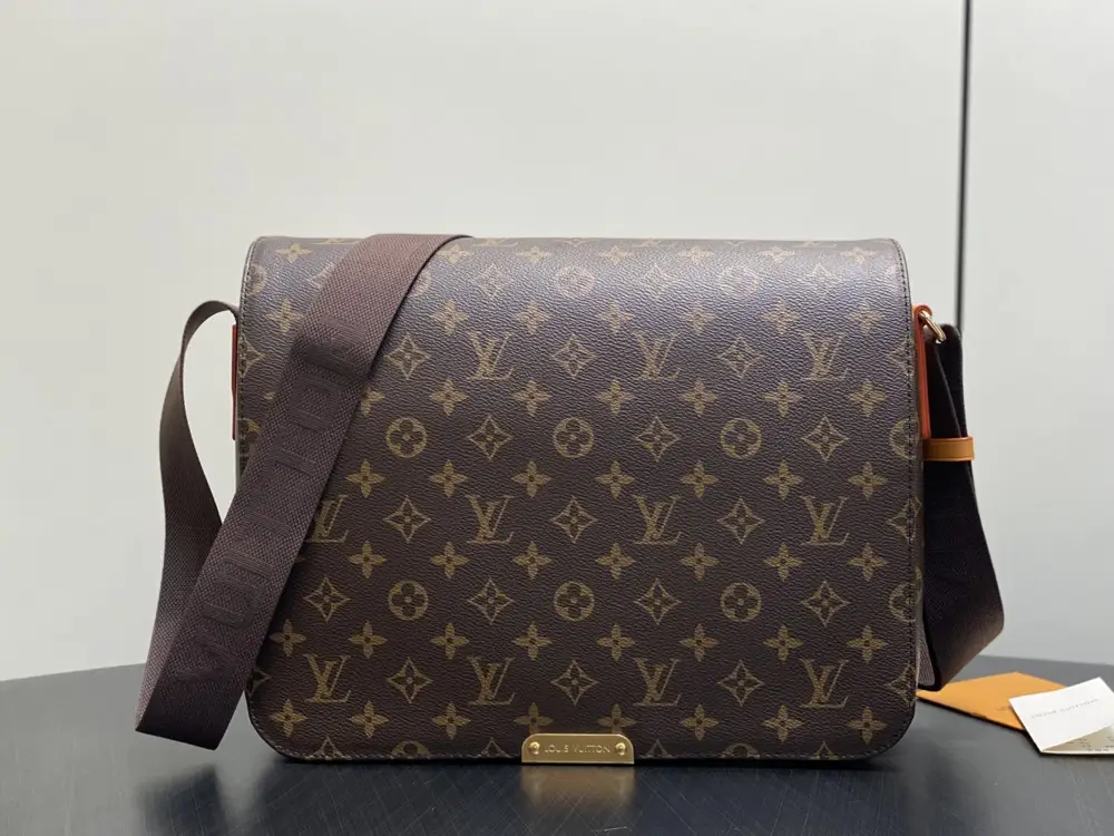 Louis Vuitton — Сумка месенджер 33 см
