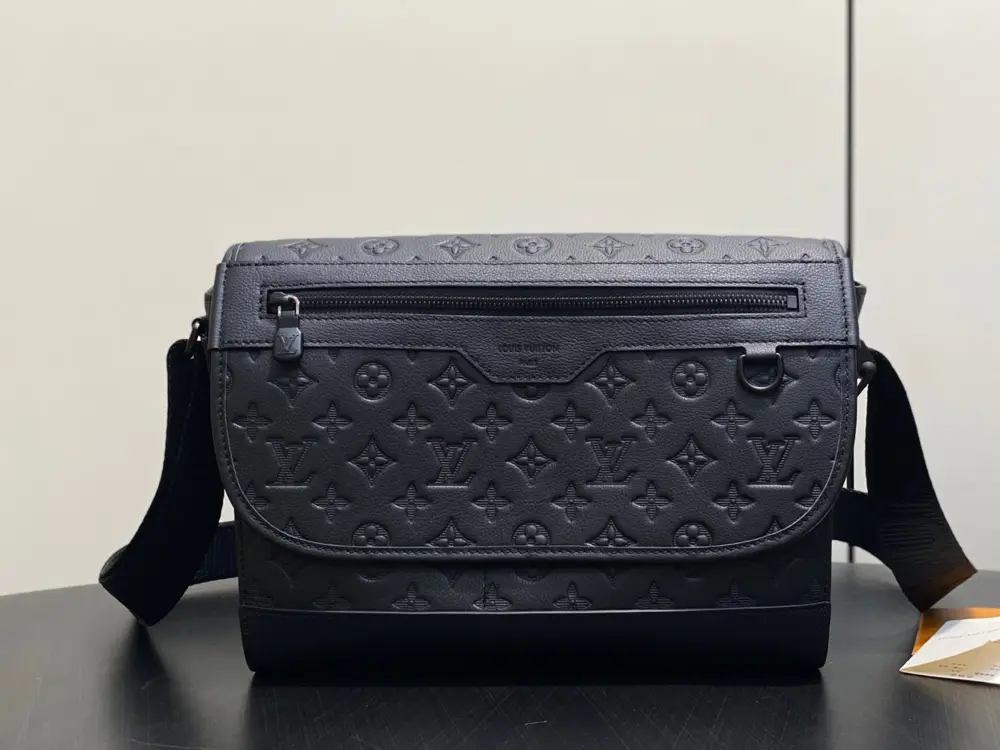 Louis Vuitton — Сумка месенджер COURRIER 37 см