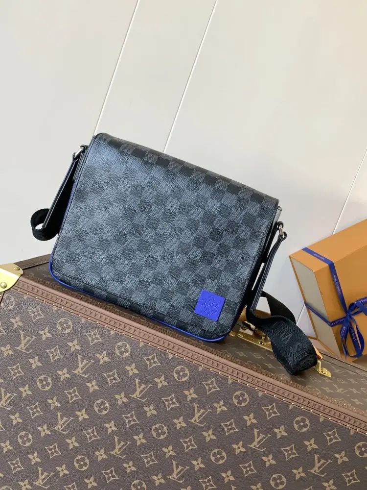Louis Vuitton — Сумка месенджер District 26 см