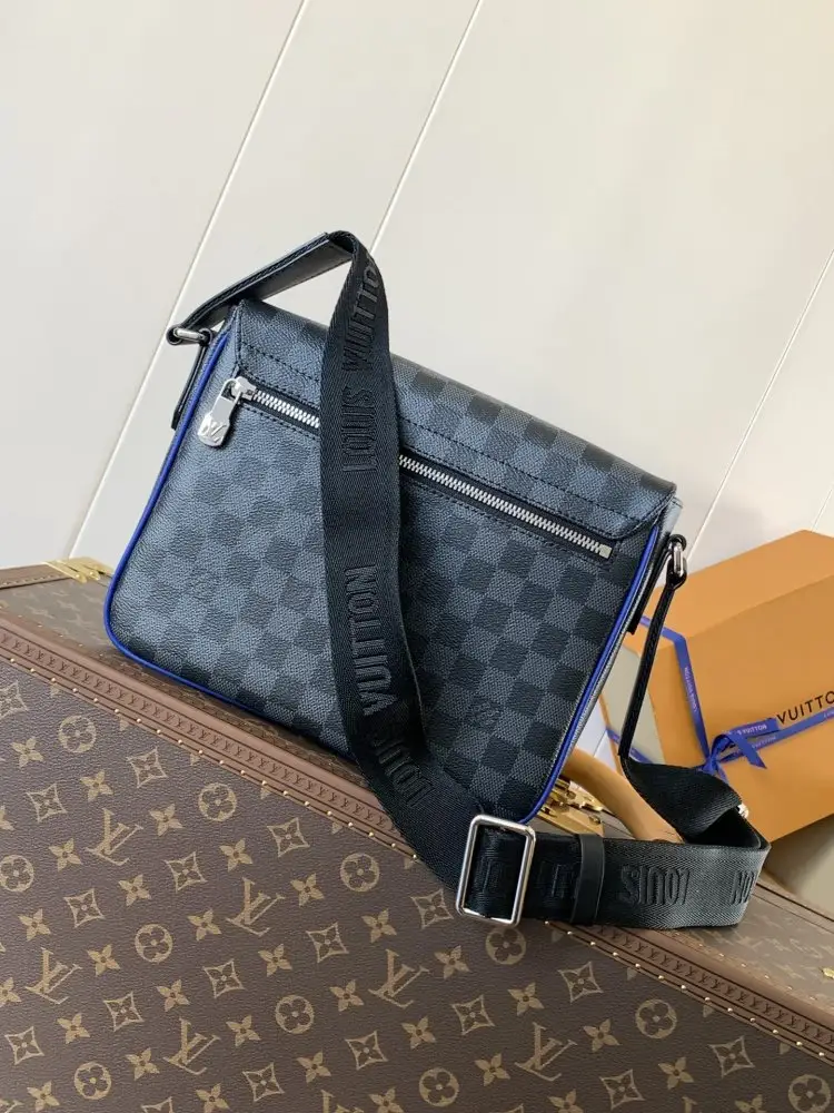 Louis Vuitton Сумка мессенджер District 26 см — Фото 3