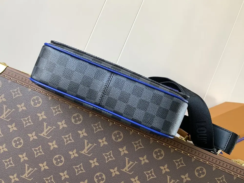 Louis Vuitton Сумка мессенджер District 26 см — Фото 4