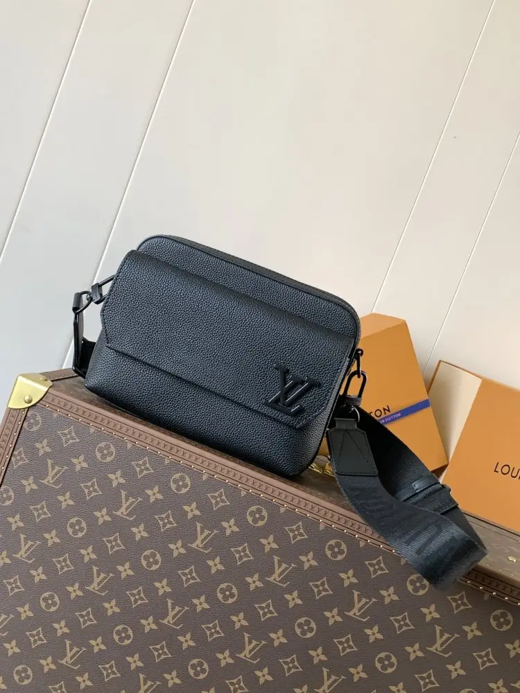 Louis Vuitton — A bag messenger Fastline 23 cm