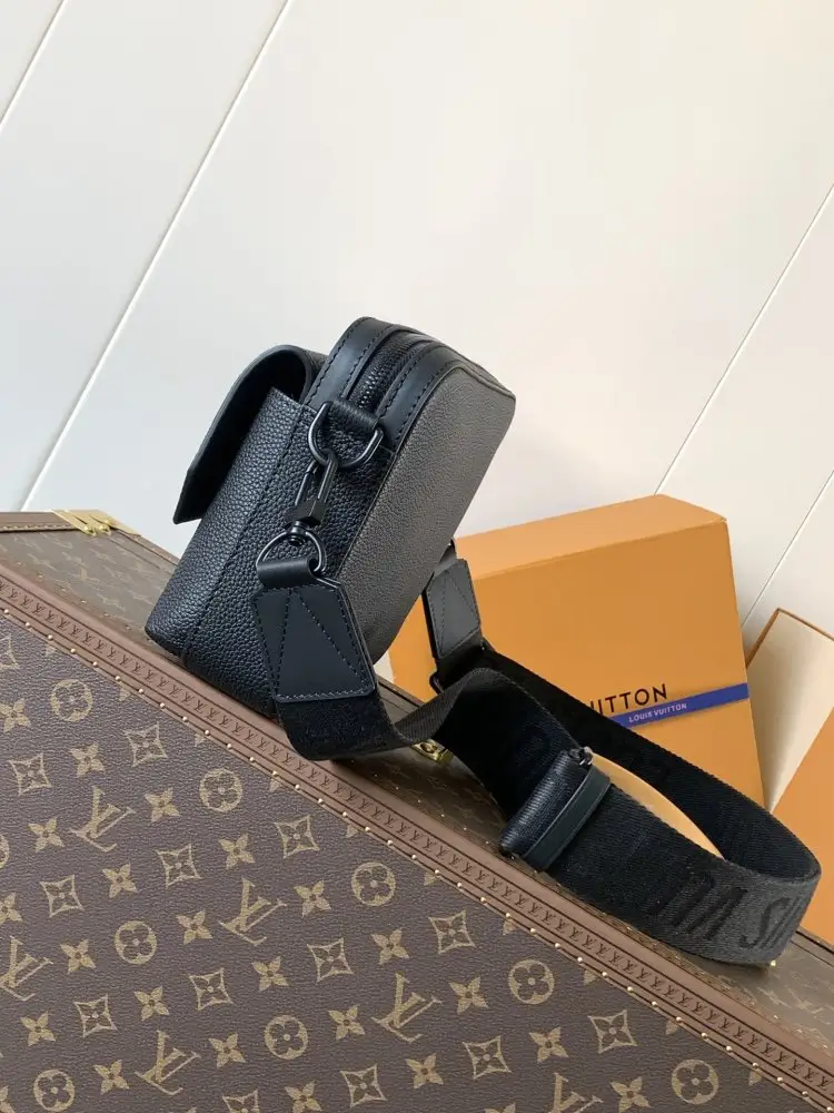 Louis Vuitton A bag messenger Fastline 23 cm — Photo 2