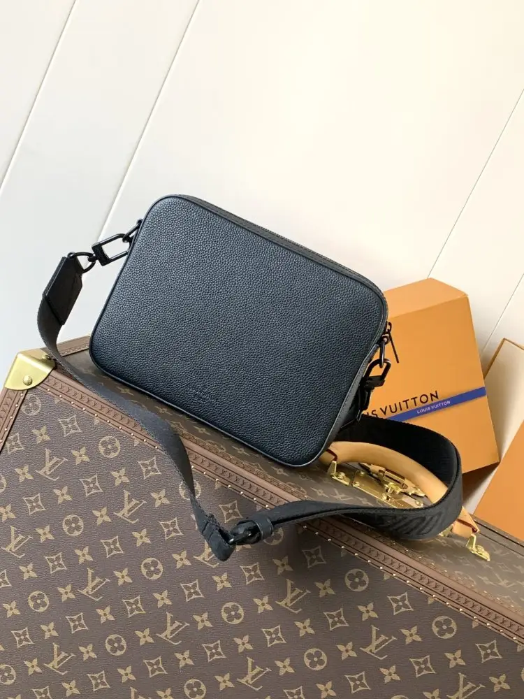 Louis Vuitton A bag messenger Fastline 23 cm — Photo 3