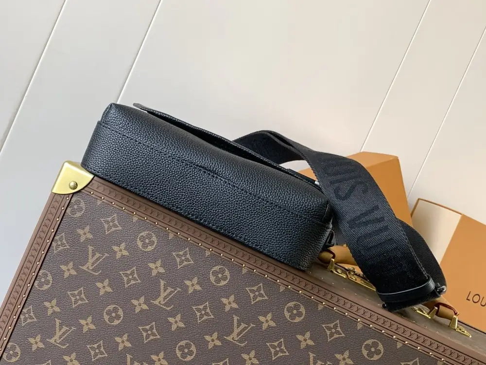 Louis Vuitton A bag messenger Fastline 23 cm — Photo 4