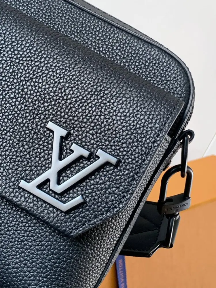 Louis Vuitton A bag messenger Fastline 23 cm — Photo 5
