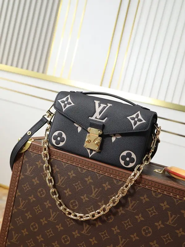 Louis Vuitton — A bag messenger Métis East West of kind skin
