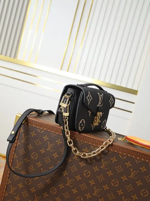 Louis Vuitton A bag messenger Métis East West of kind skin — Photo 2