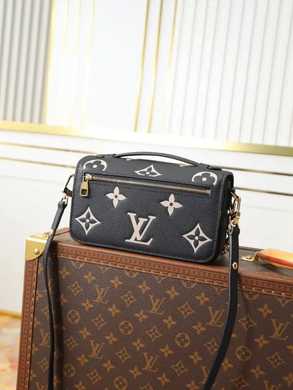 Louis Vuitton A bag messenger Métis East West of kind skin — Photo 3