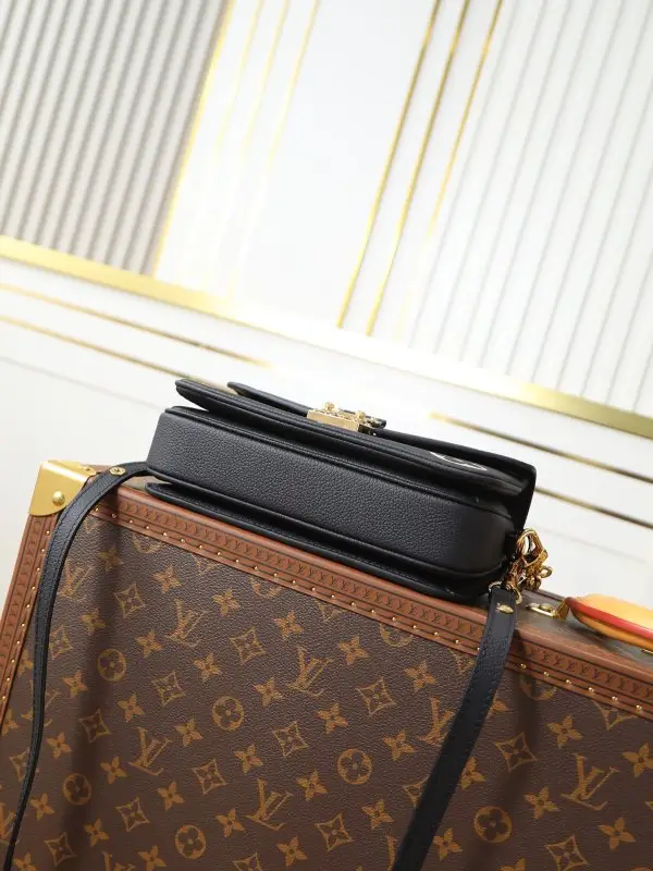 Louis Vuitton A bag messenger Métis East West of kind skin — Photo 4