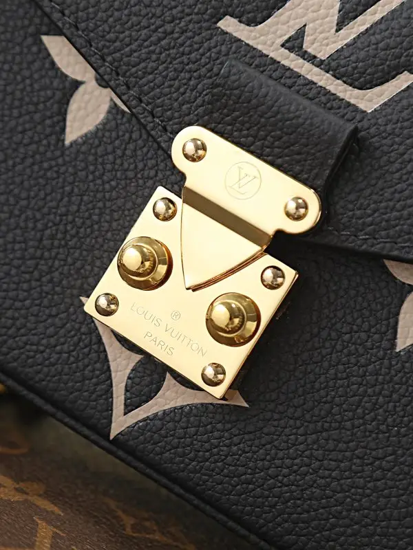 Louis Vuitton A bag messenger Métis East West of kind skin — Photo 5