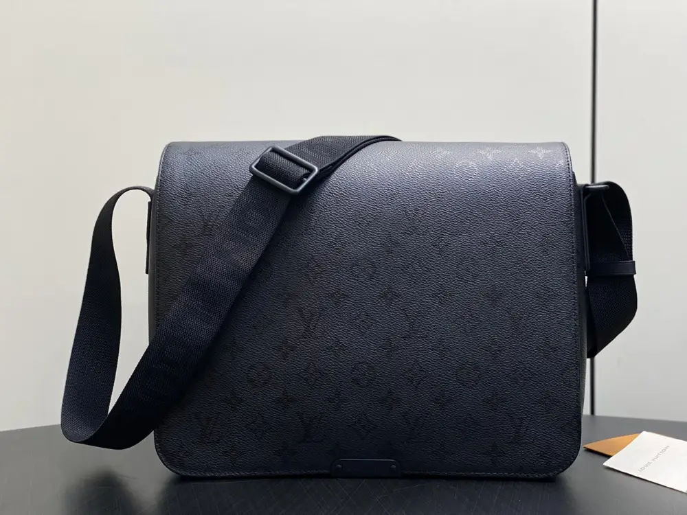 Louis Vuitton — Сумка месенджер M2A192 33 см
