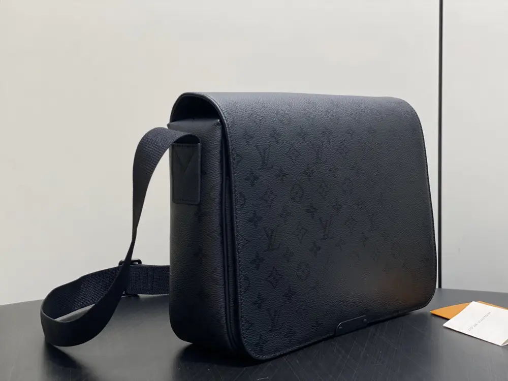 Louis Vuitton A bag messenger M2A192 33 cm — Photo 2