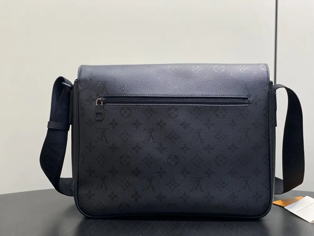 Louis Vuitton A bag messenger M2A192 33 cm — Photo 3