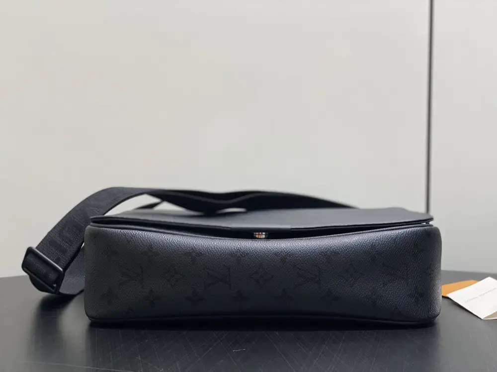 Louis Vuitton A bag messenger M2A192 33 cm — Photo 4