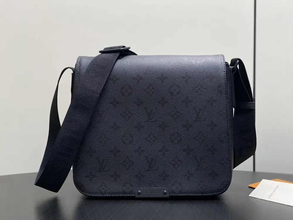 Louis Vuitton — Сумка месенджер M2A195 27 см