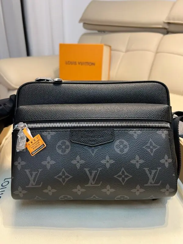 Louis Vuitton — Сумка мессенджер M30233