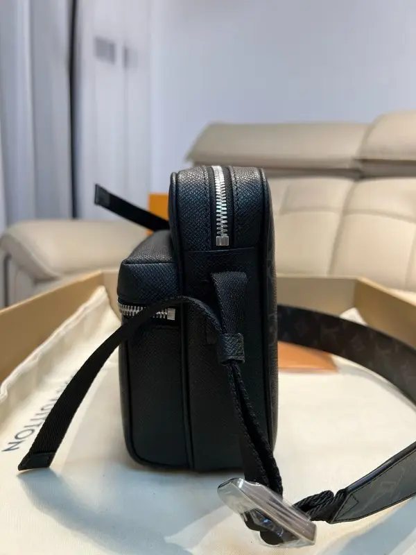 Louis Vuitton Сумка мессенджер M30233 — Фото 2
