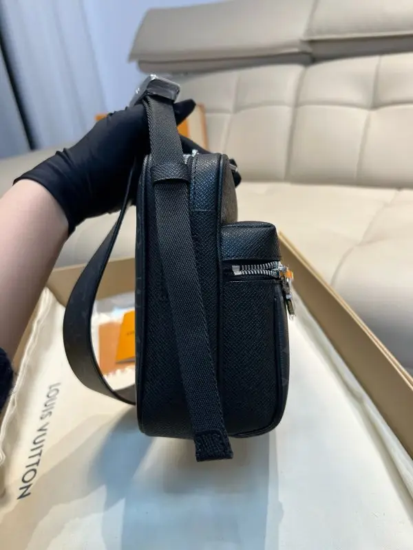 Louis Vuitton Сумка мессенджер M30233 — Фото 4