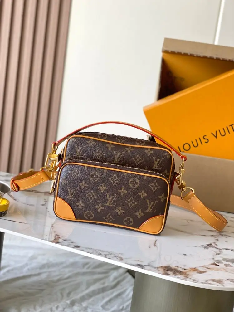 Louis Vuitton — A bag messenger NIL 25 cm