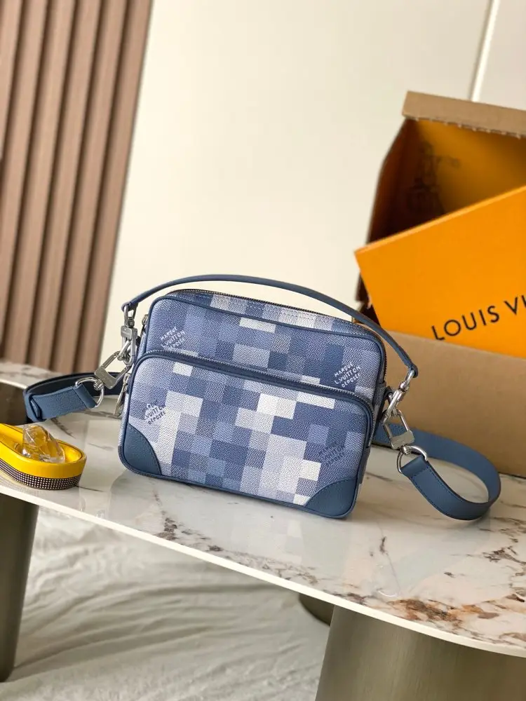 Louis Vuitton — A bag messenger NIL 25 cm