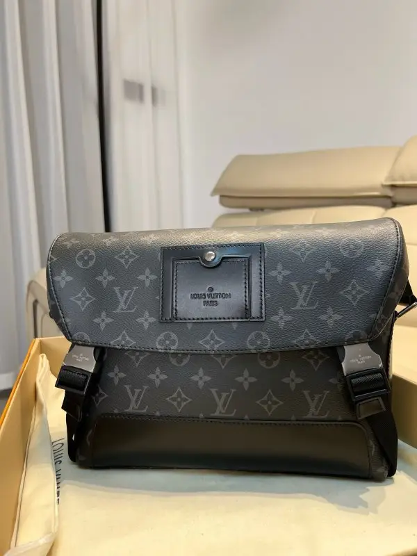 Louis Vuitton — A bag messenger Warrior