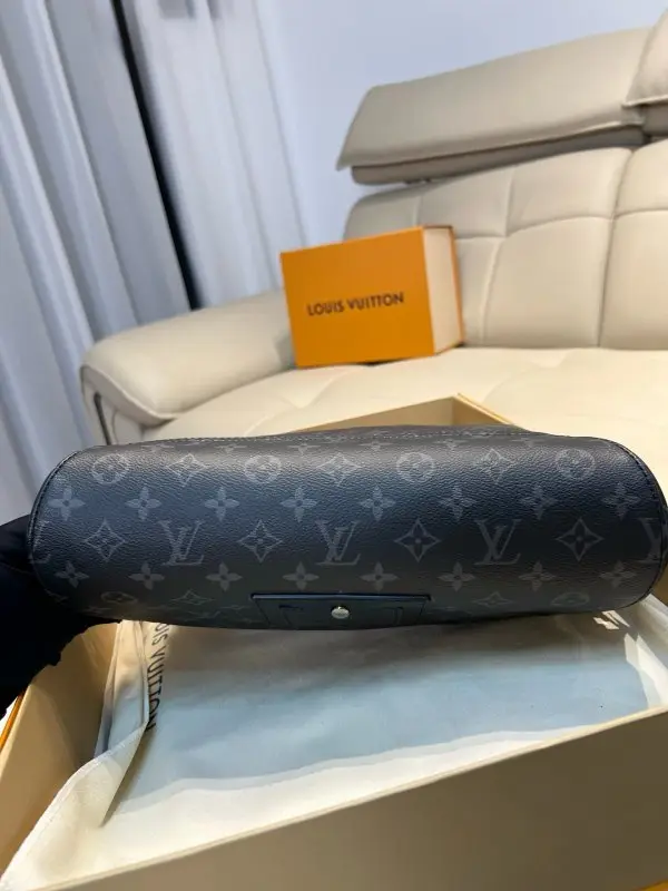 Louis Vuitton Сумка мессенджер Warrior — Фото 4
