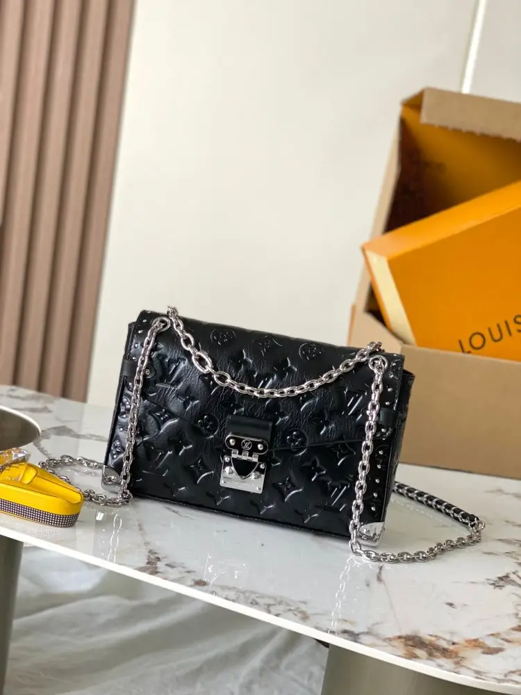 Louis Vuitton — Сумка Monogram Saga 16 см