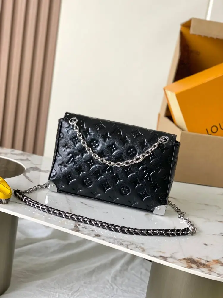 Louis Vuitton A bag Monogram Saga 16 cm — Photo 4