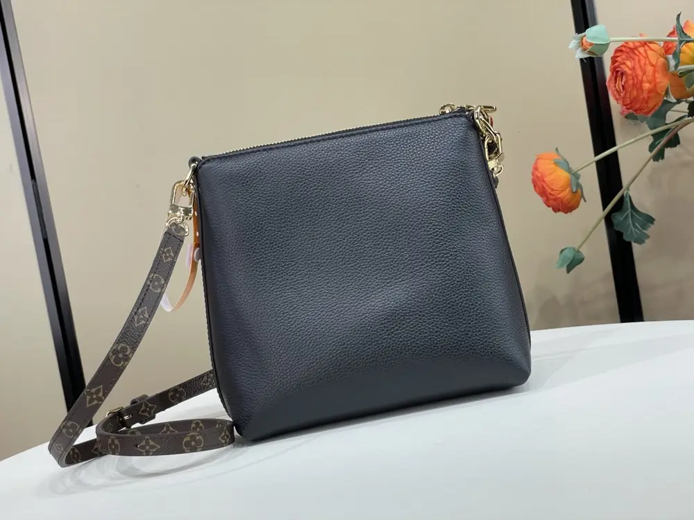 Louis Vuitton A bag Multipass 17 cm — Photo 3