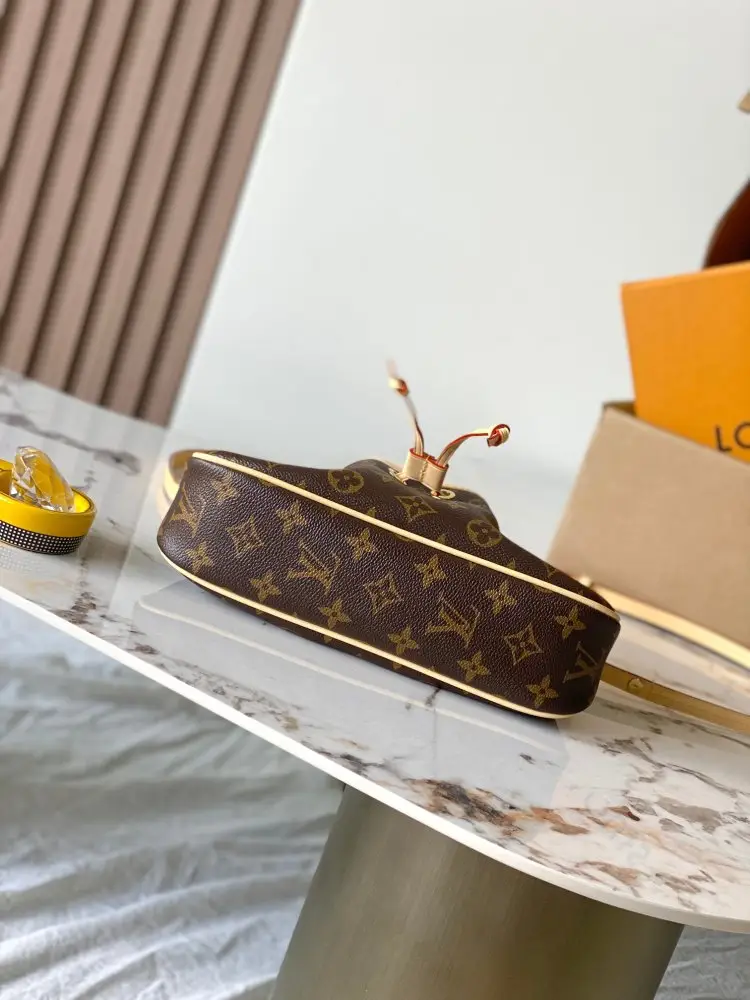 Louis Vuitton A bag NANO FRIVOLE 24 cm — Photo 4