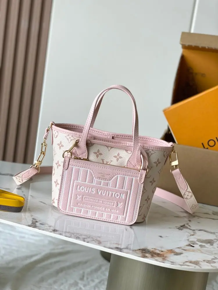 Louis Vuitton — A bag Neverfull Bandouliere Inside Out BB