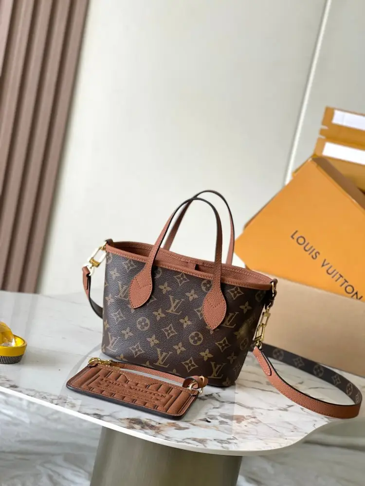 Louis Vuitton — A bag Neverfull Bandouliere Inside Out BB