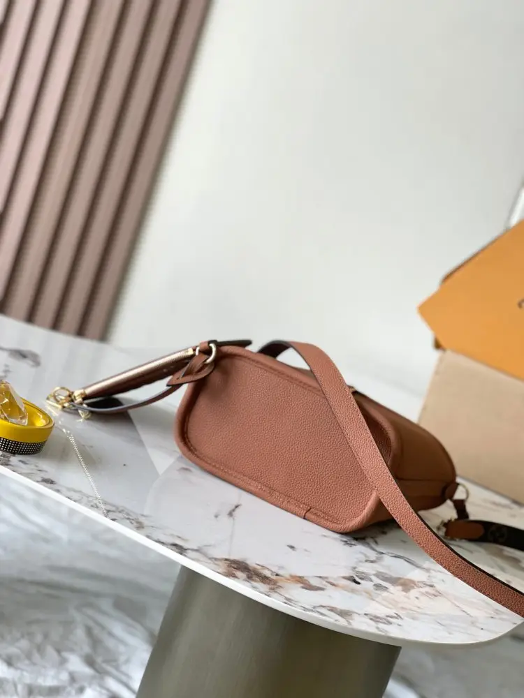 Louis Vuitton A bag Neverfull Bandouliere Inside Out BB — Photo 5