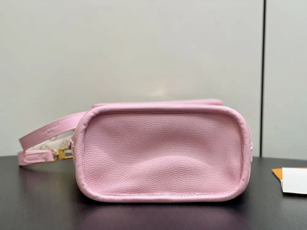 Louis Vuitton A bag Neverfull Inside Out BB 26 cm — Photo 3