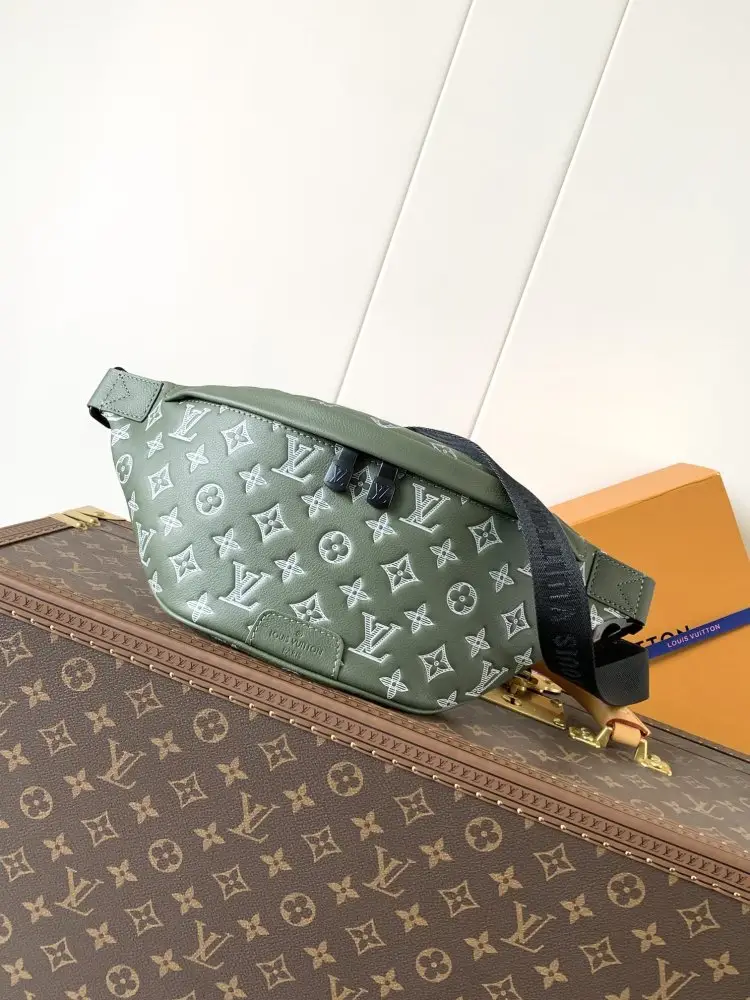 Louis Vuitton — Сумка на пояс Discovery 44 см