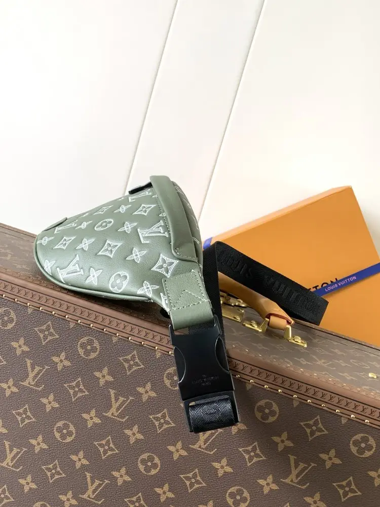 Louis Vuitton A bag on belt Discovery 44 cm — Photo 2