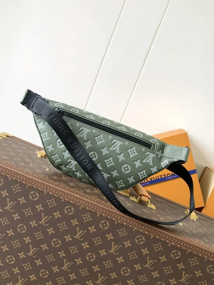Louis Vuitton A bag on belt Discovery 44 cm — Photo 3