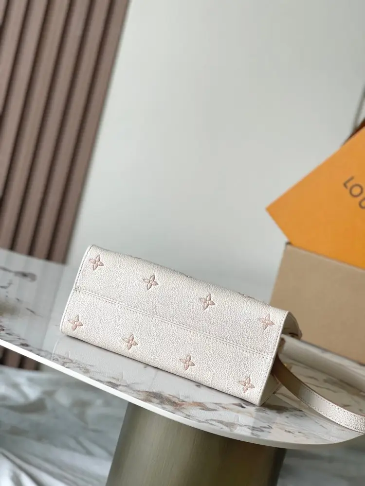 Louis Vuitton A bag OnTheGo leather 25 cm — Photo 4