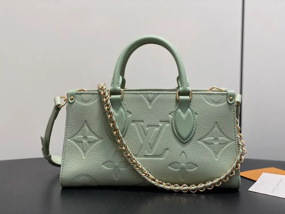 Louis Vuitton — Сумка OnTheGo з мятно-зеленої шкіри 25 см