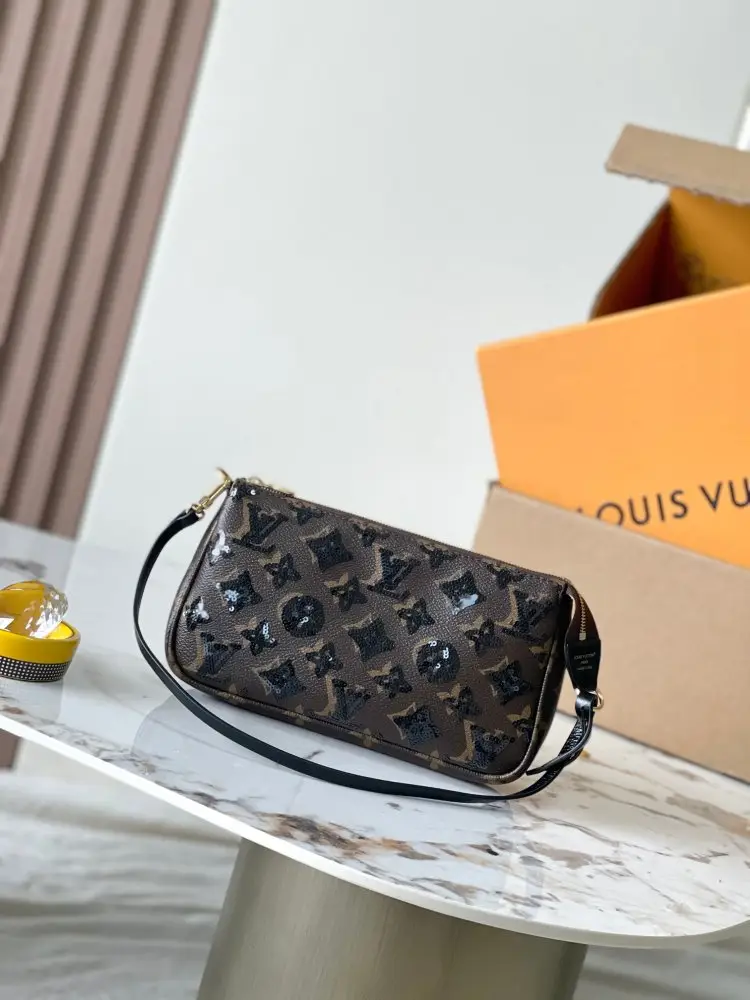 Louis Vuitton — Сумка Pochette Accessoires 23 см
