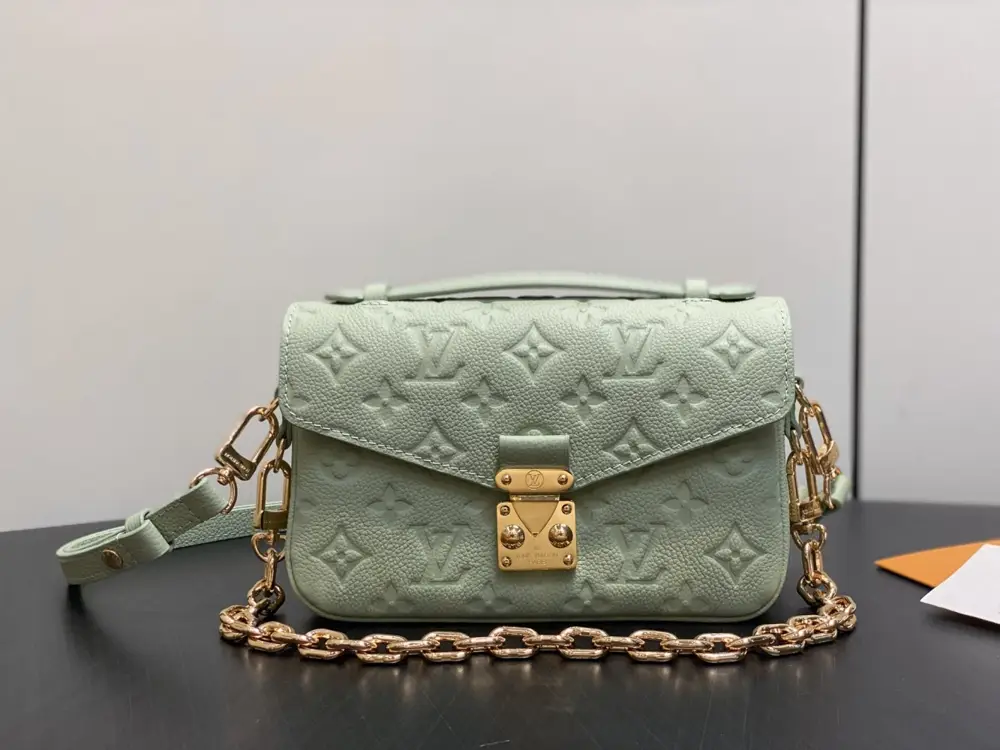 Louis Vuitton — Сумка Pochette Métis East West з мятно-зеленої шкіри 21 см