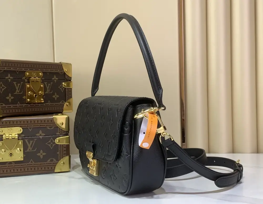 Louis Vuitton A bag POCHETTE MÉTIS SOFT 25 cm — Photo 2