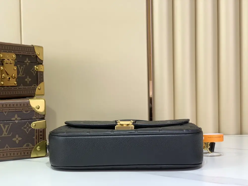Louis Vuitton A bag POCHETTE MÉTIS SOFT 25 cm — Photo 4