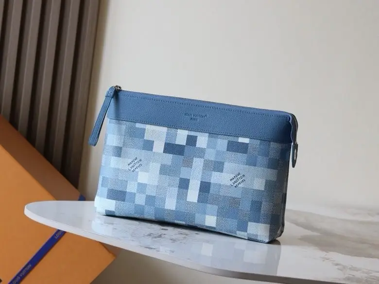 Louis Vuitton — Сумка Pochette Voyage Souple 30 см