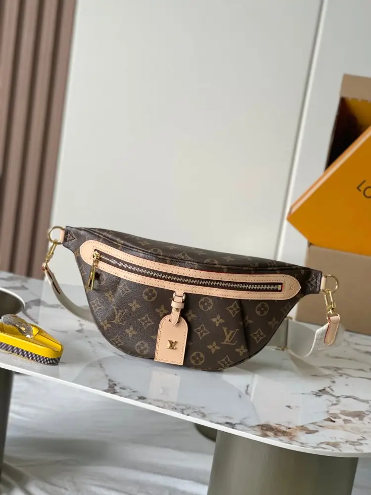Louis Vuitton — Сумка поясная M46784 36 см