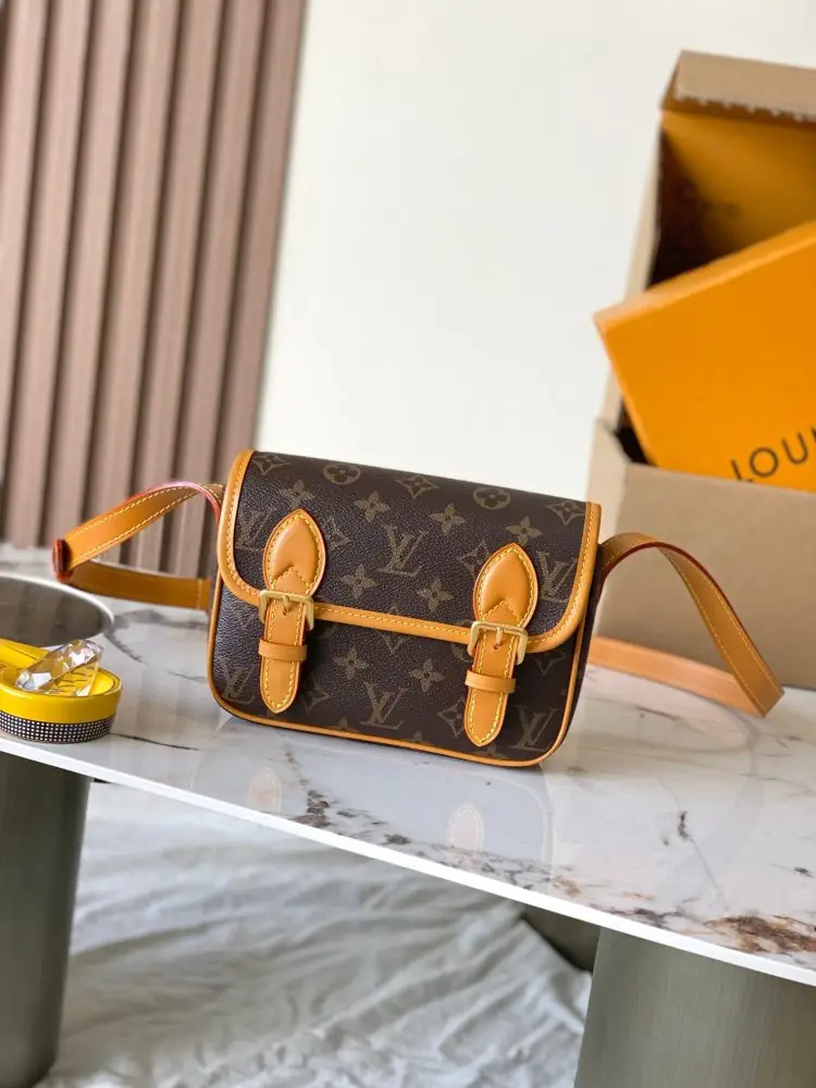 Louis Vuitton — Сумка портмоне M26805 19 см